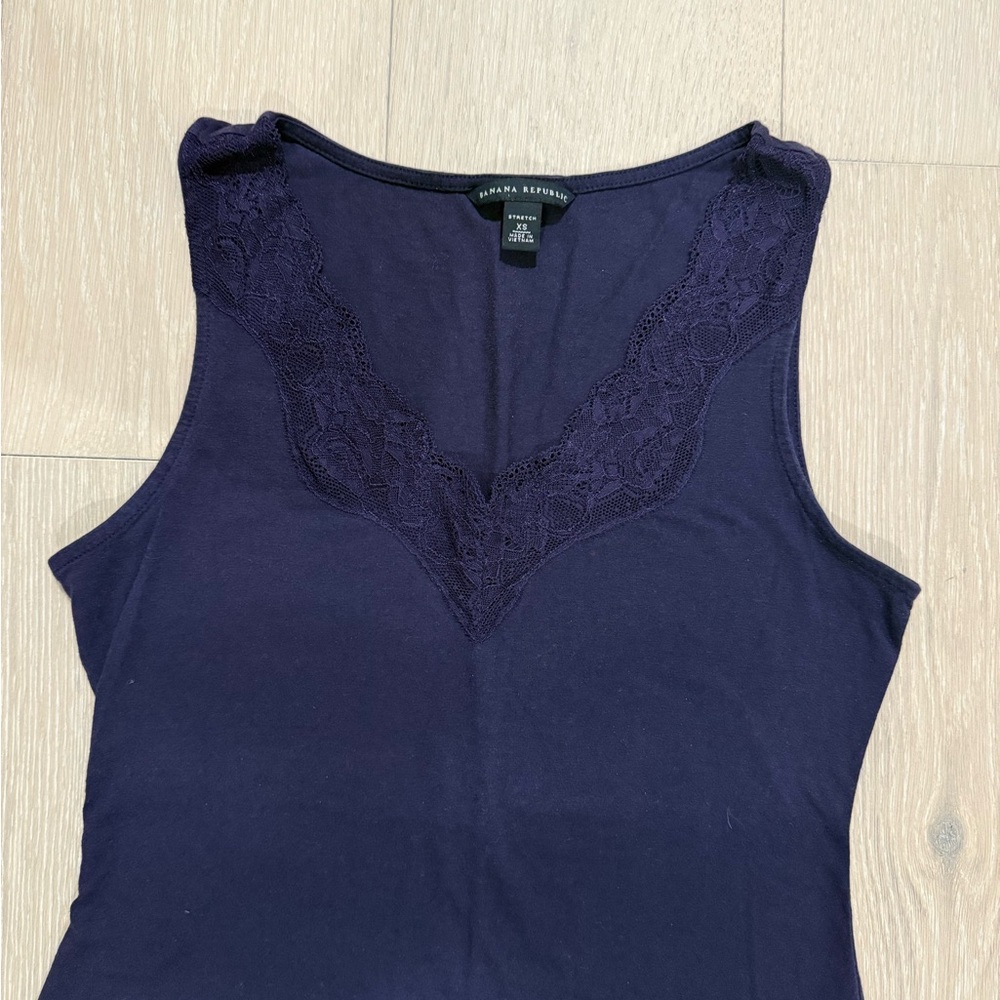 Banana Republic V-Neck Lace Trim Camisole Tank Top - Picture 2 of 8